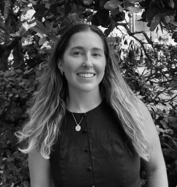 Rhian Moresi, Clinical Nutritionist, smiling in front of greenery, showcasing her expertise in nutrition and wellness.